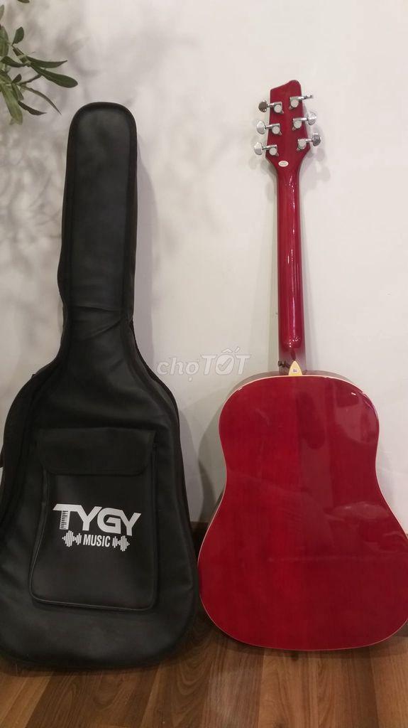 Đàn Guitar Acoustic Stagg SA35 DSTR màu đỏ.