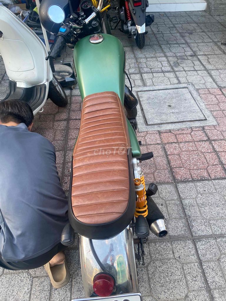 Гонки для кафе Suzuki GN125 с зеленым мхом
