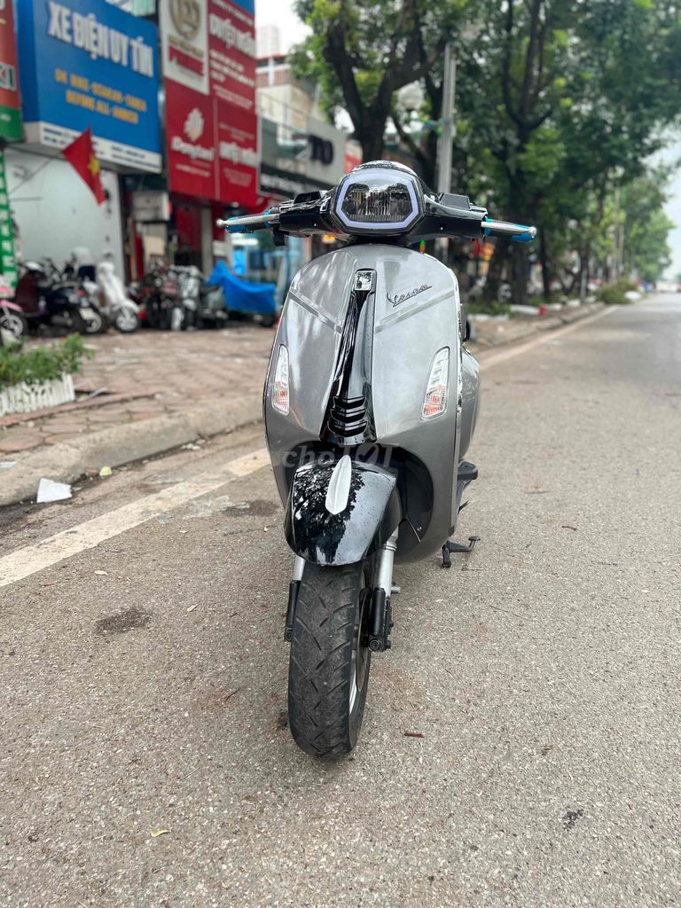 Xe điện Vespa đèn vuông xám titan