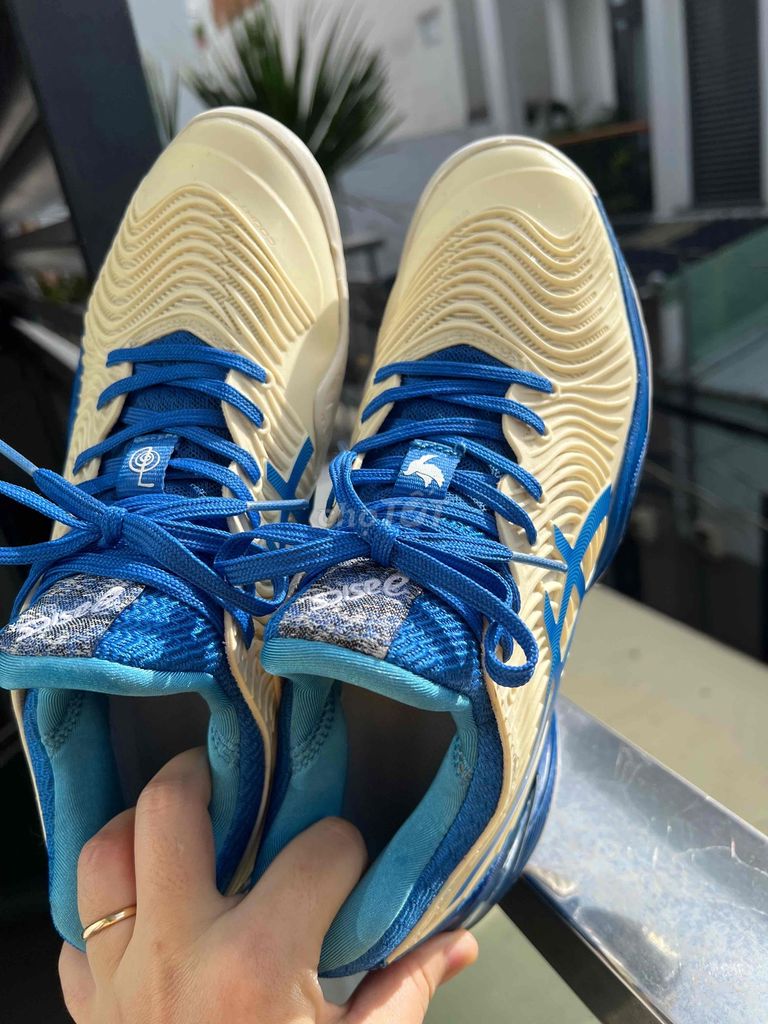 Dư đôi giày thể thao đánh tennis chạy bộ asics