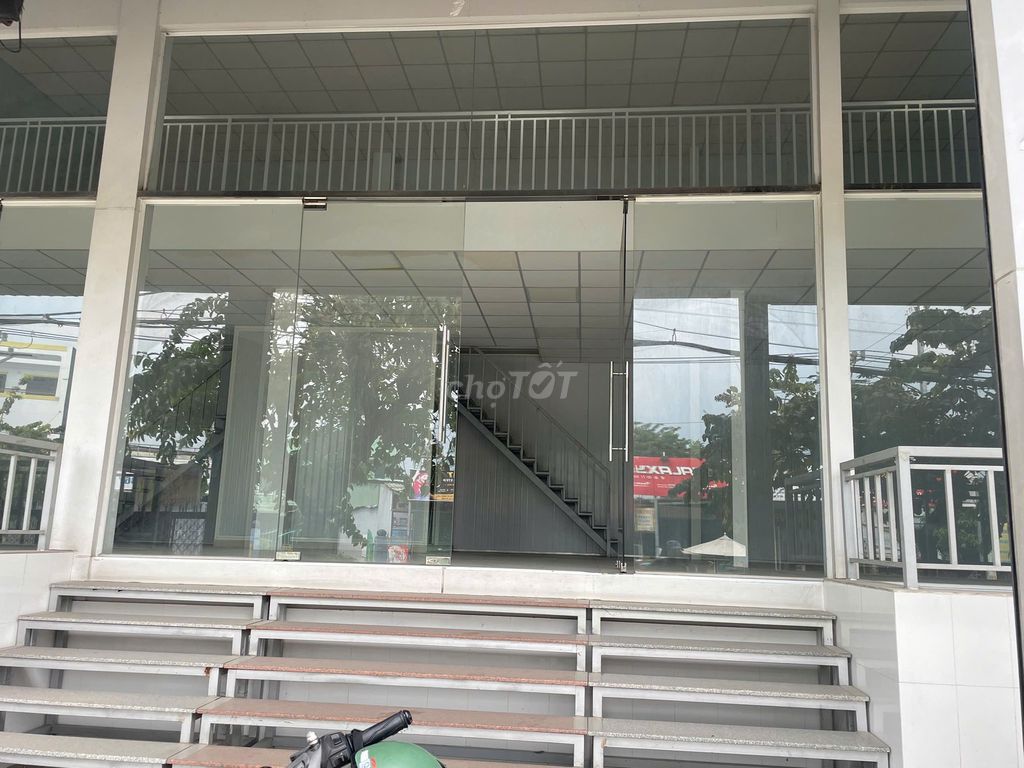 Cho thuê MB KD 15 x 10m, Hầm+ T+lững, giá 35tr/ tháng