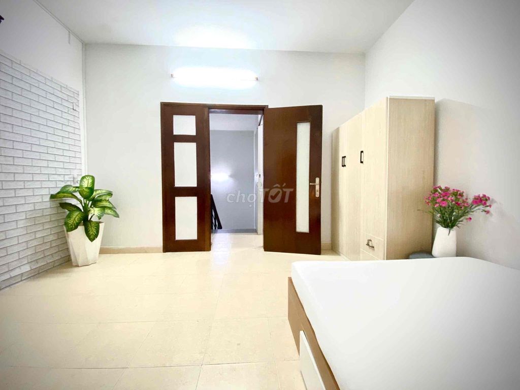 2 спальни, вся мебель, окно, отдельная кухня, рядом с общежитием Тхань Да