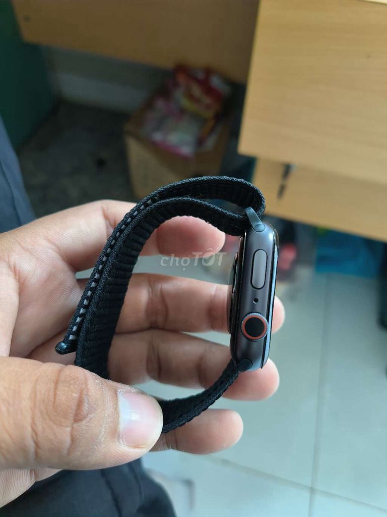 Đồng hồ thông minh Apple Watch Series 4