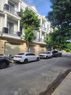 Sát KCN Nam Tân Uyên-cho thuê nhà 1trệt 2lầu: 4pn,3wc full nội thất