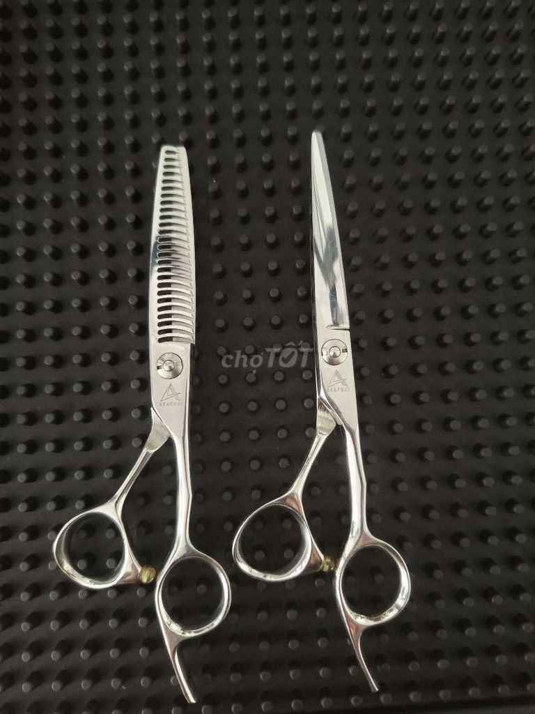 Kéo cắt tóc Akafuji Kim loại Bạc. Mua bán Phụ kiện thời trang khác tại Thành phố Sa Đéc Đồng Tháp được đăng bởi Phúc hình 1