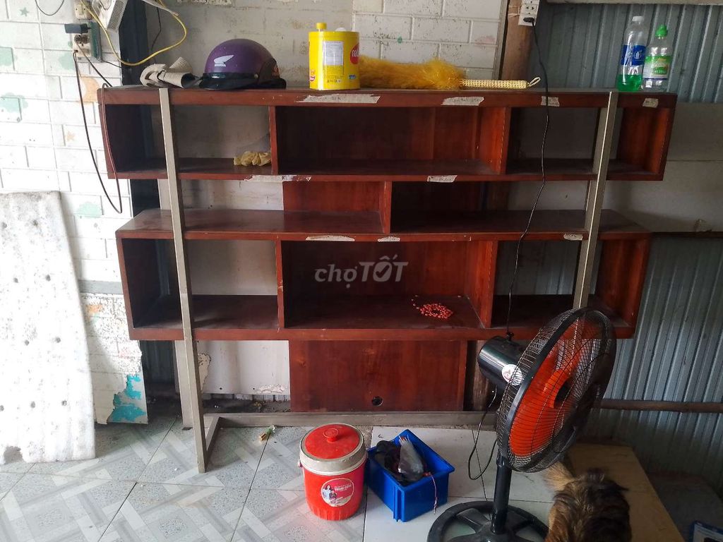 Kệ tủ gỗ màu nâu như mới. Mua bán Tủ, kệ gia đình tại Huyện Củ Chi Tp Hồ Chí Minh được đăng bởi trần sơn hình 1