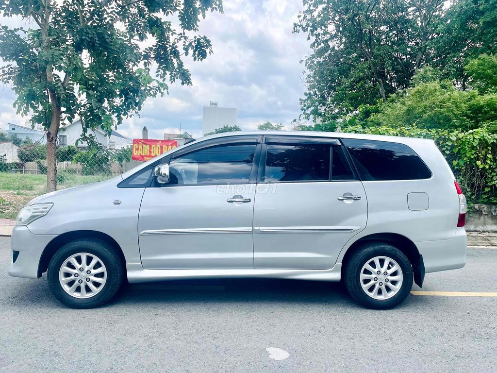 Toyota Innova E 2012 механическая Серебристый