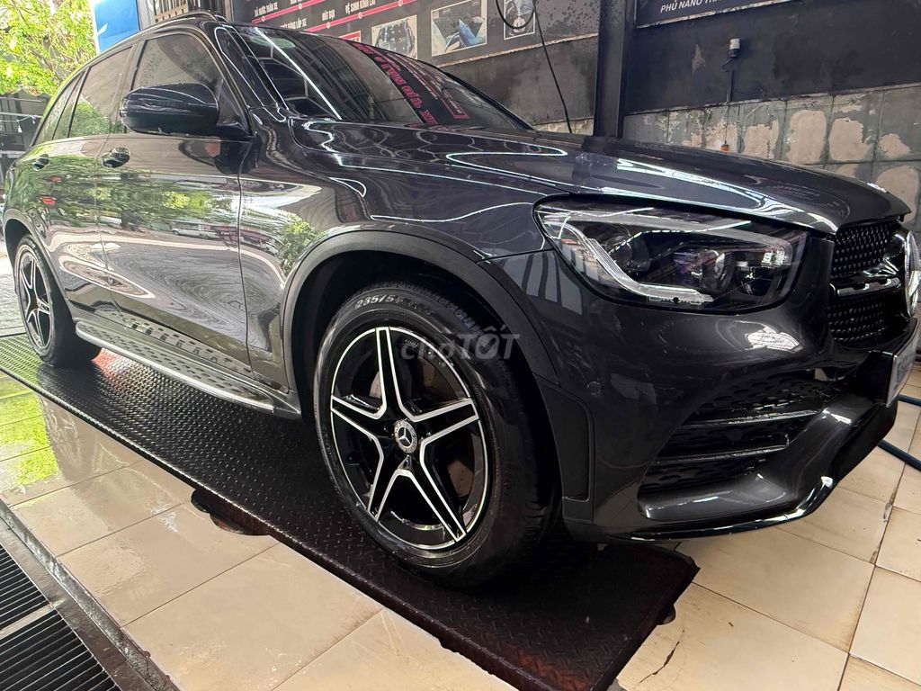Мерседес-Бенц GLC 300 4MATIC 2020 черный