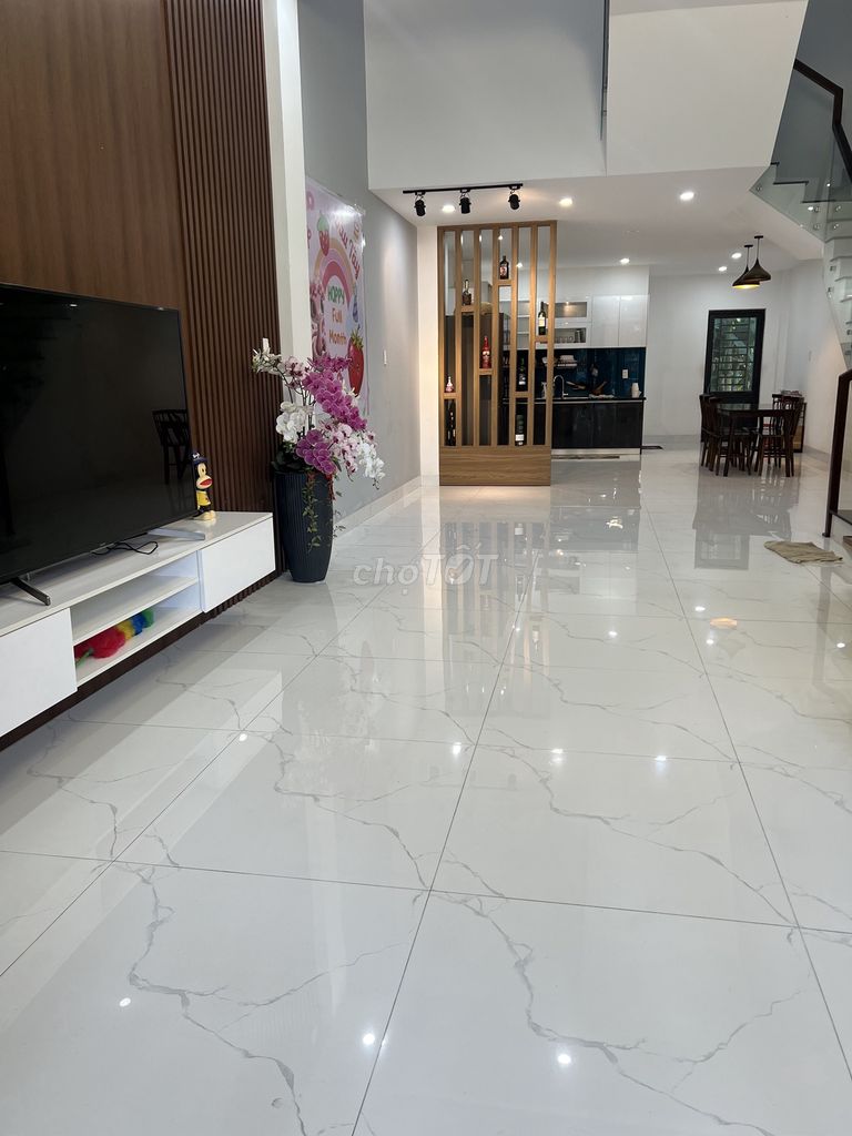 Nhà nguyên căn 3 tầng ,3 pn, 3wc,  vào ở ngay, đầy đủ tiện nghi