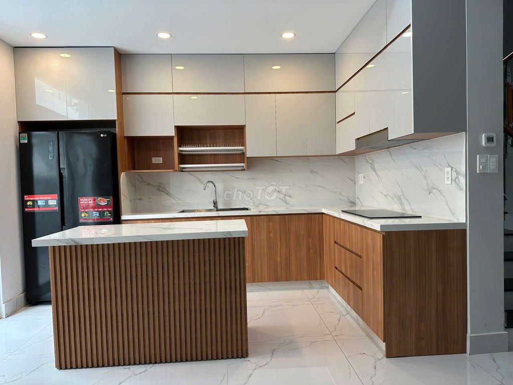 8 x 20 có 3 lầu 7pn 6wc sân thượng ( nhà full nội thất)