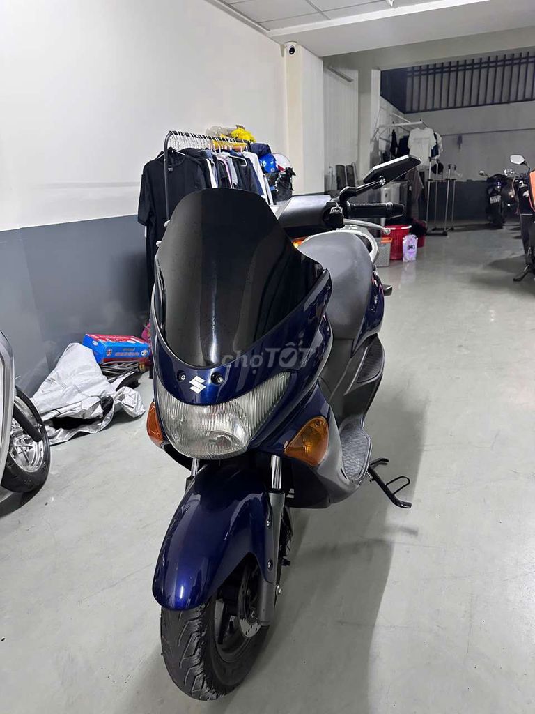 Синий скутер Suzuki Epicuro 150