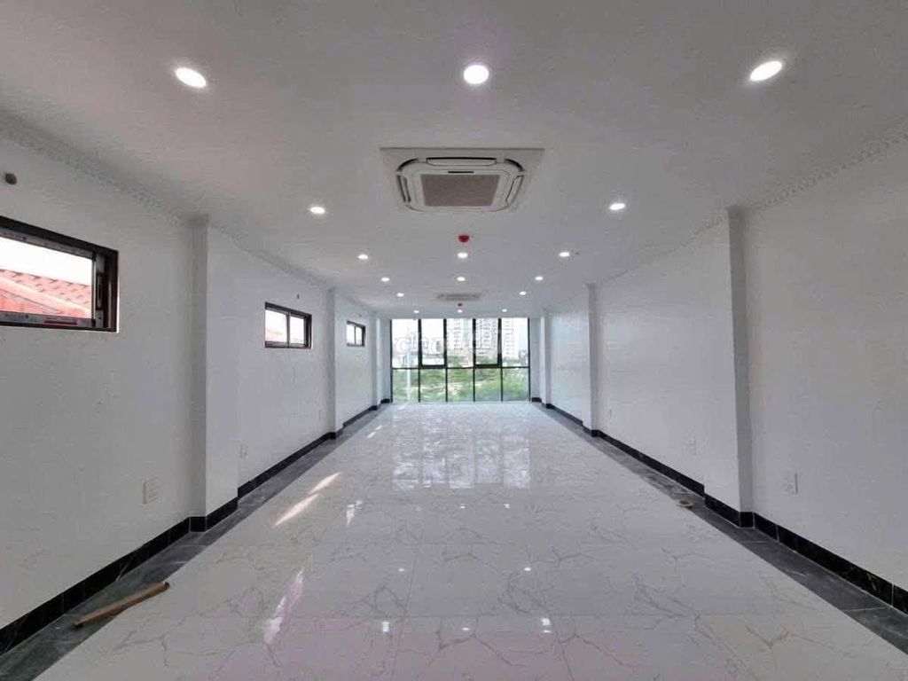 Продается дом Hoang Quoc Viet, Кау Гиай, 8 этажей, гараж для автомобилей, бизнес
