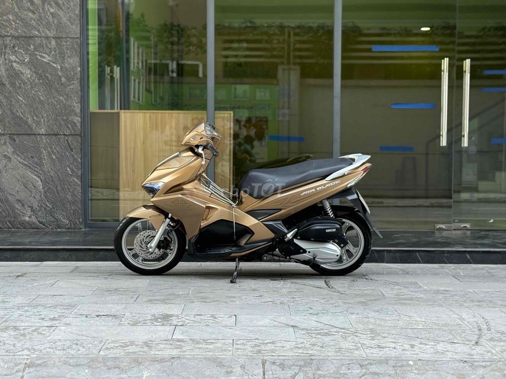 Honda Airblade 125 2017 Vàng đồng 3D 29D1. Mua bán Xe máy tại Quận Ba Đình Hà Nội được đăng bởi Xe Máy Nam Thi hình 15