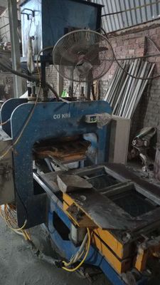 c ty trách nhiệm hữu hạn thương mại và dịch vụ vận tải thùy ngân logo