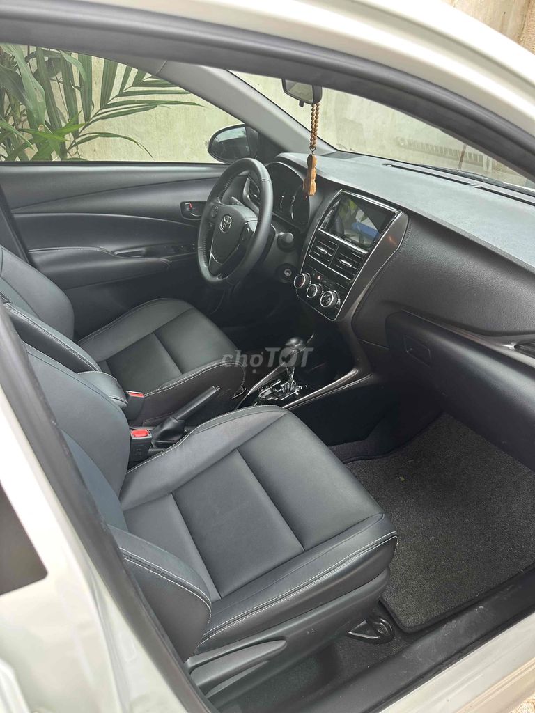 Toyota Vios с белым номером, автоматическая, 5-местная