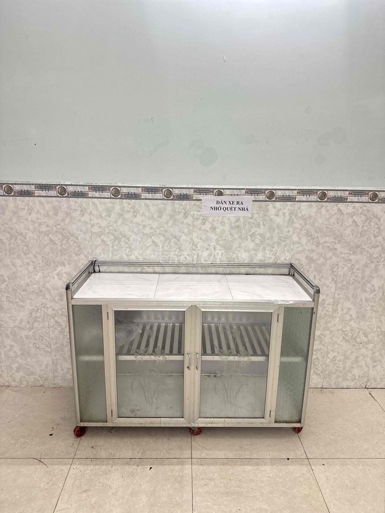 Tủ bếp nhôm kính màu bạc có bánh xe. Mua bán Tủ, kệ gia đình tại Quận Ninh Kiều Cần Thơ được đăng bởi Hùng Lê hình 1