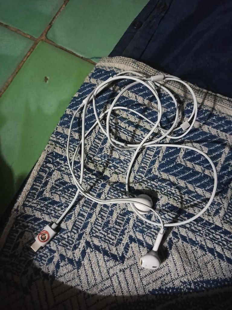 Tai nghe USB màu Trắng. Mua bán Tivi, Âm thanh tại Quận 12 Tp Hồ Chí Minh được đăng bởi Khổng tước  hình 1