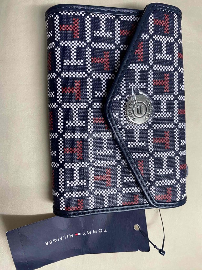 Ví cầm tay Tommy Hilfiger newtag ( có lỗi nhỏ ). Mua bán Túi xách tại Thành phố Thủ Đức Tp Hồ Chí Minh được đăng bởi Lily hình 1