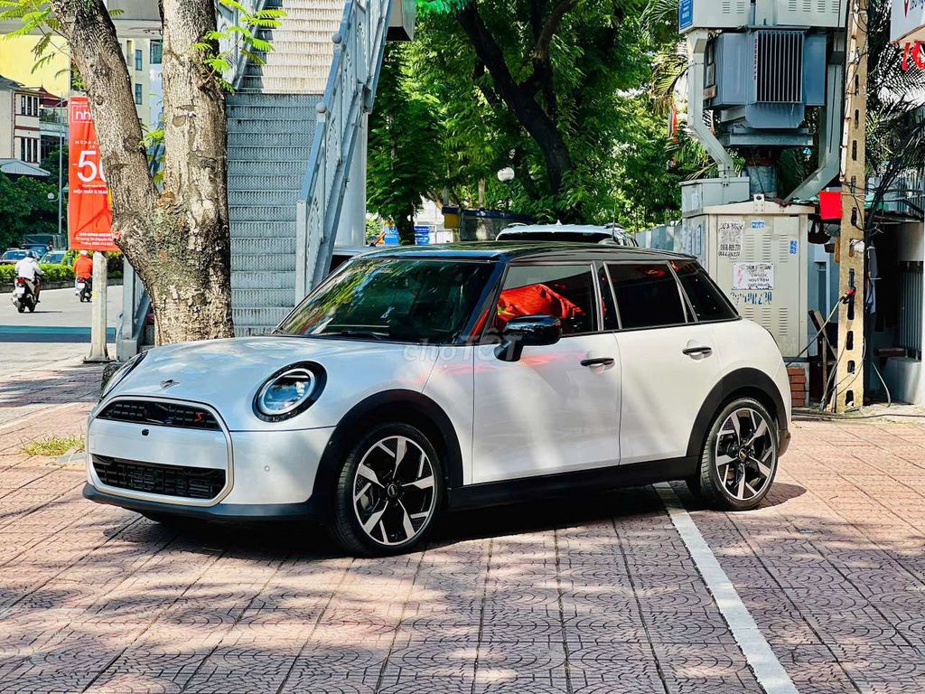 Mini Cooper S 5 Door, thơm mùi mới, đi đúng 143 km. Mua bán Ô tô tại Quận Long Biên Hà Nội được đăng bởi Long Biên Cars hình 2