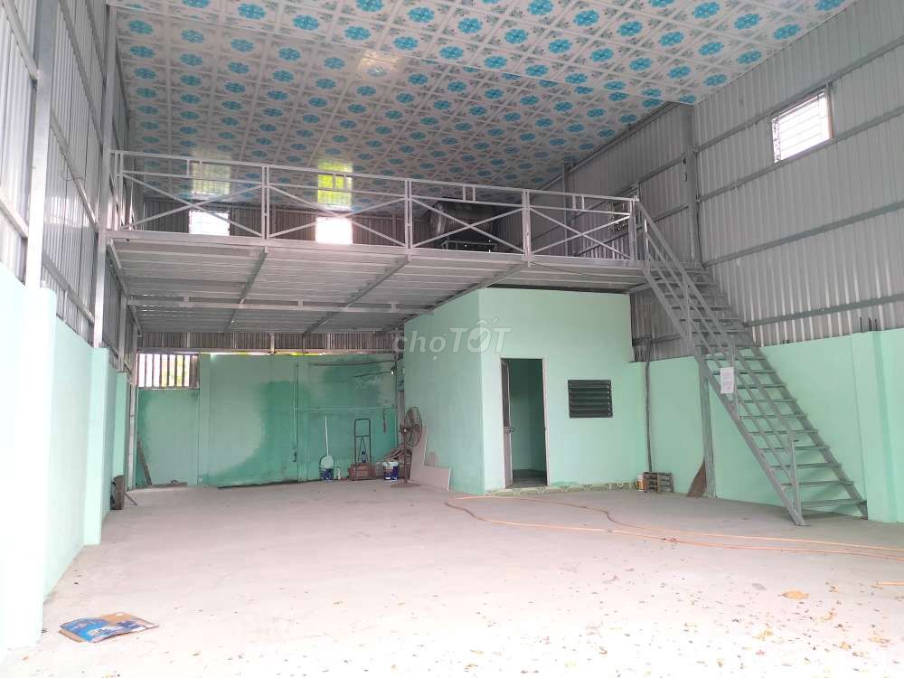 KHO XƯỞNG 180m2  -- THỊ TRẤN HÓC MÔN.