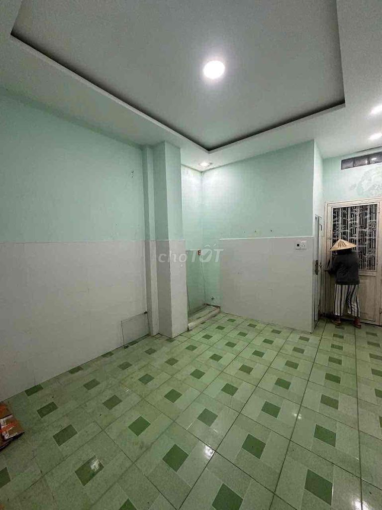 Three-storey 3-bedroom house on Tiểu La street — photo 8
