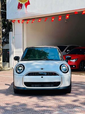 Mini Cooper S 5 Door, thơm mùi mới, đi đúng 143 km. Mua bán Ô tô tại Quận Long Biên Hà Nội được đăng bởi Long Biên Cars