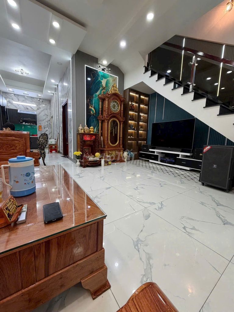 Nhà 3 lầu, ngang 6.6m Đ Nguyễn Du, gần chợ dĩ an 1,.