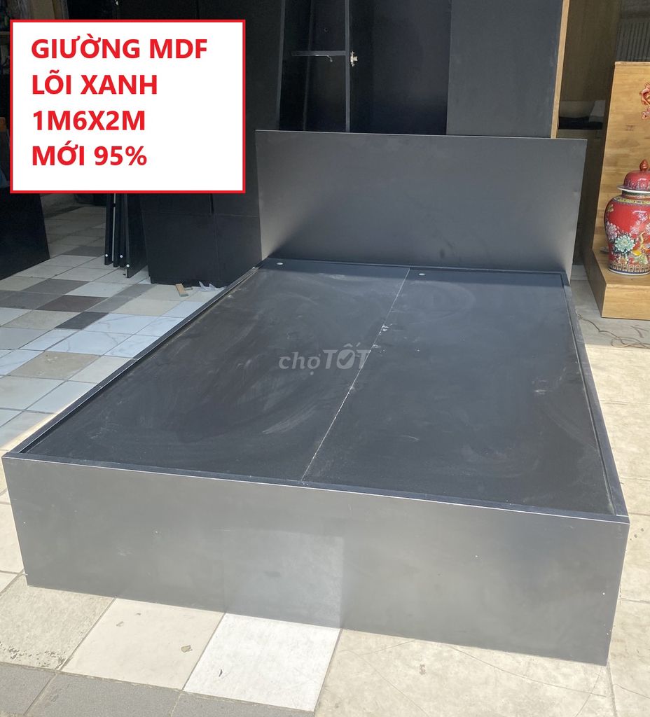 Bán rẻ Giường gỗ MDF màu đen 1m6 mới 95%