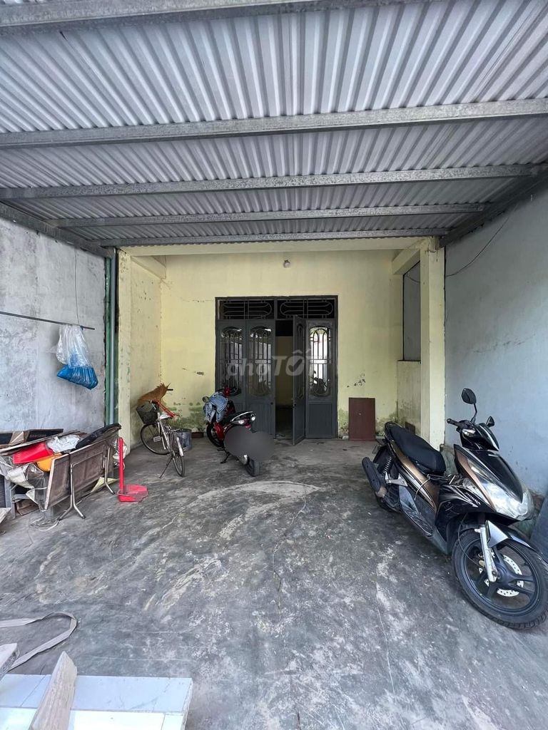 Bán gấp căn nhà nát nằm ngay Thị Trấn Gò Dầu, Tây Ninh. 1 sẹc ngắn