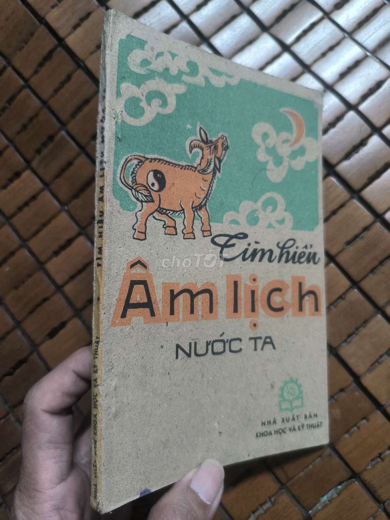 Sách tìm hiểu âm lịch nước ta 1985