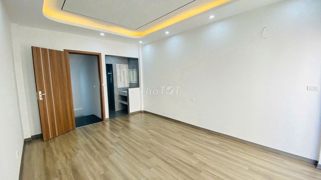 ПРОДАЕТСЯ СТАРЫЙ ДОМ В ЛИНЕ, ЛЮБЬЕН-100 М ДО МОСТА ВИНЬТУЙ 38 М 5 ФУТОВ 6,4 МИЛЛИАРДА КАТЛ