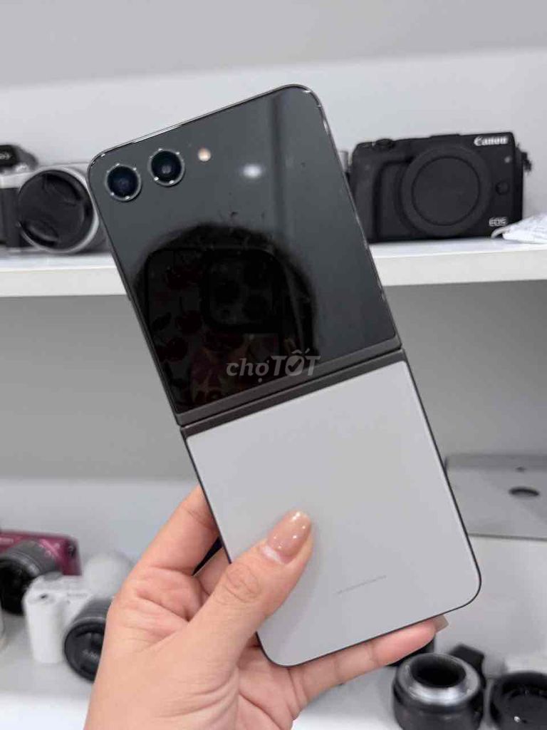 Samsung Z Flip5 8GB/256GB Than chì. Mua bán Điện thoại tại Quận 5 Tp Hồ Chí Minh được đăng bởi Phan Thế Phong  hình 1