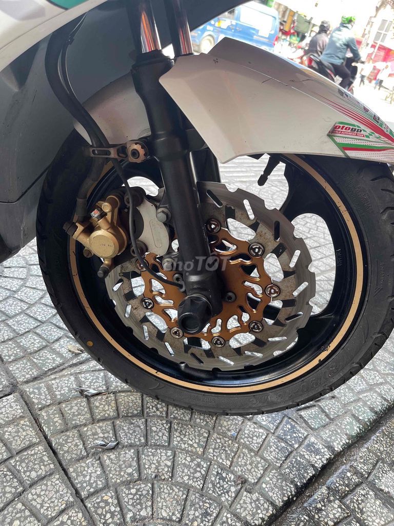 Yamaha Nouvo 5 Fi Trắng Xanh Đen biển số thành phố. Mua bán Xe máy tại Quận 12 Tp Hồ Chí Minh được đăng bởi Minh Chính hình 5