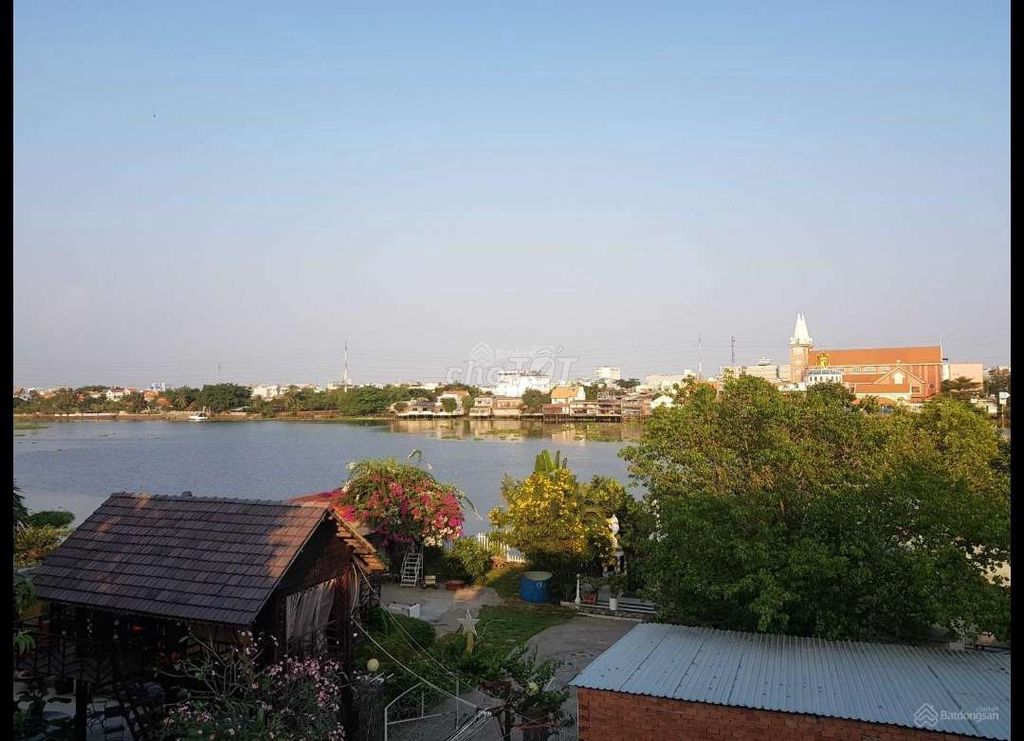 Bán Villa 2 mặt tiền, view sông Sài Gòn, 7x20m, 1 trệt 2 lầu.