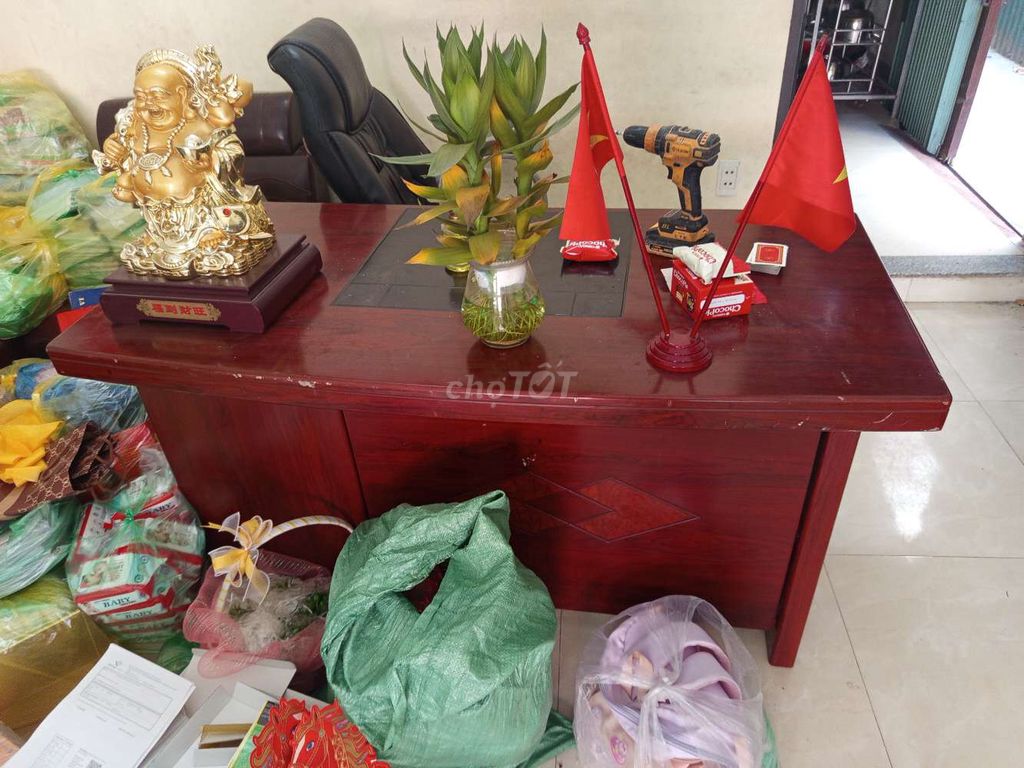 Bàn làm việc gỗ nâu đỏ. Mua bán Đồ dùng văn phòng tại Quận Bắc Từ Liêm Hà Nội được đăng bởi nội thất TT hình 1