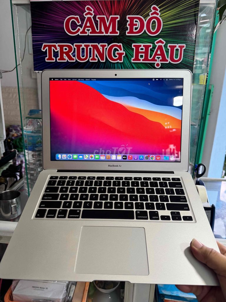 Macbook Air 2017rất đẹp pin rất cầm 5h giá dể xài. Mua bán Laptop tại Quận Ninh Kiều Cần Thơ được đăng bởi CẦM ĐỒ TRUNG HẬU   hình 1
