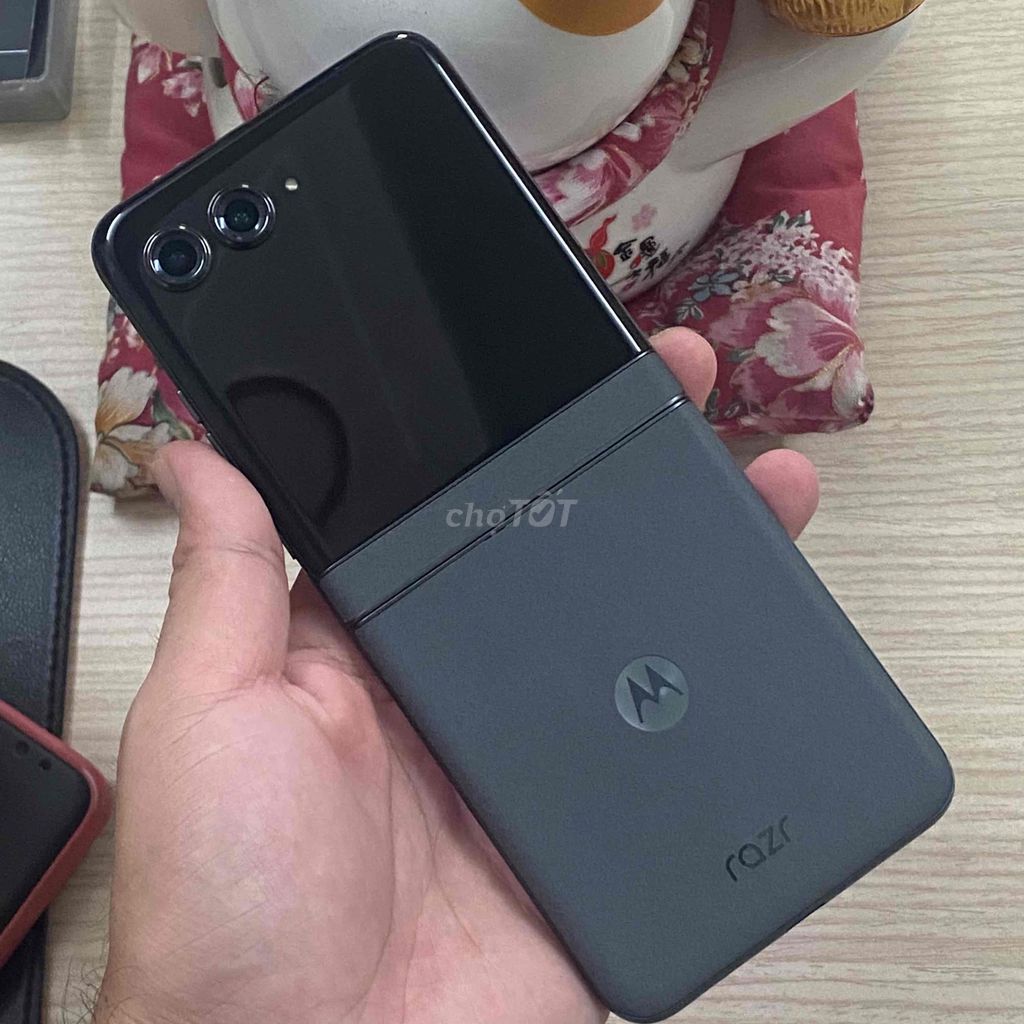 Motorola Razr 50 zin đẹp 2 sim 256gb mạnh mượt. Mua bán Điện thoại tại Quận Hải Châu Đà Nẵng được đăng bởi Điện Thoại Đà Nẵng  hình 1
