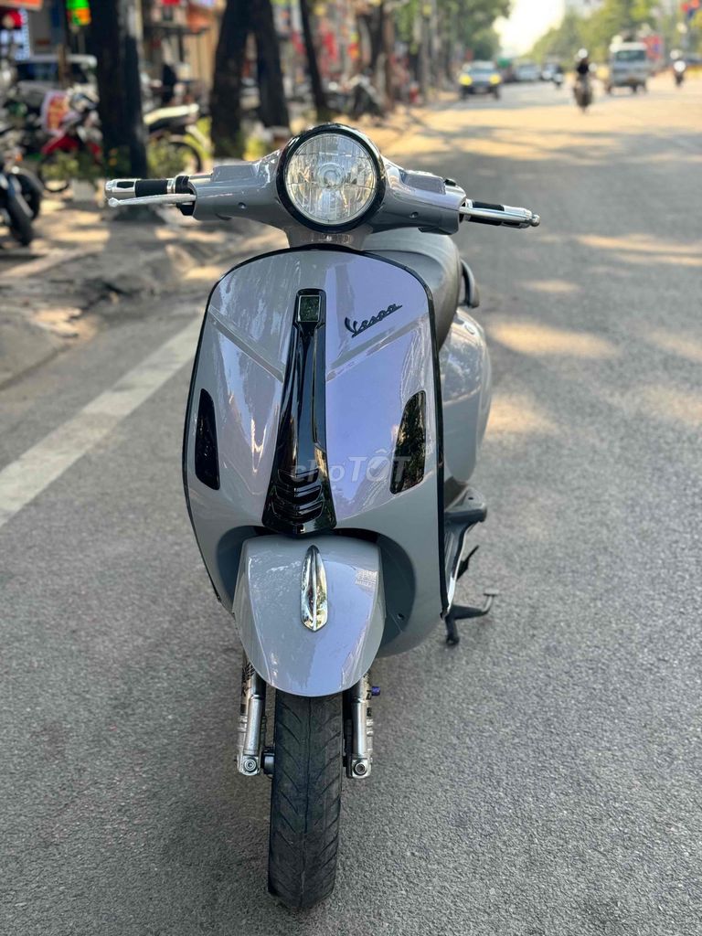 Vespa xám camay bình 2023, có trả góp