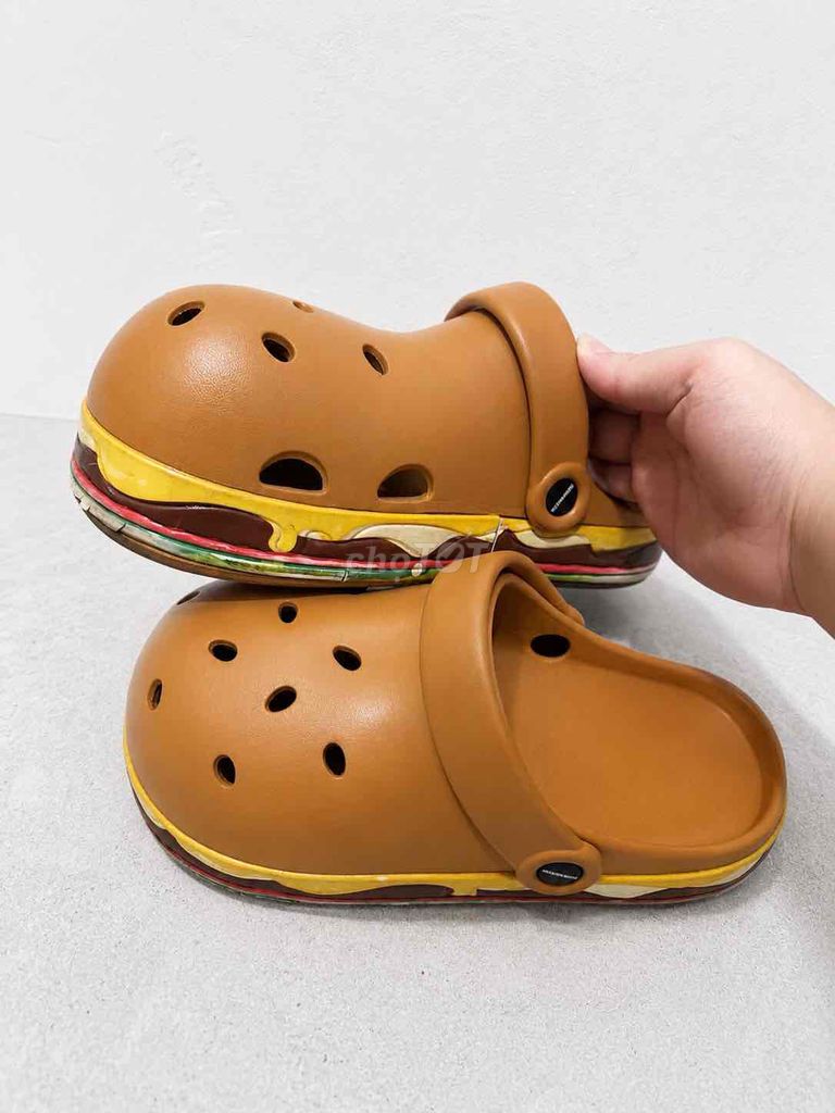 Dép Crocs Burger Cao su Nâu. Mua bán Giày dép tại Quận Ba Đình Hà Nội được đăng bởi Ng Hong Anh hình 1