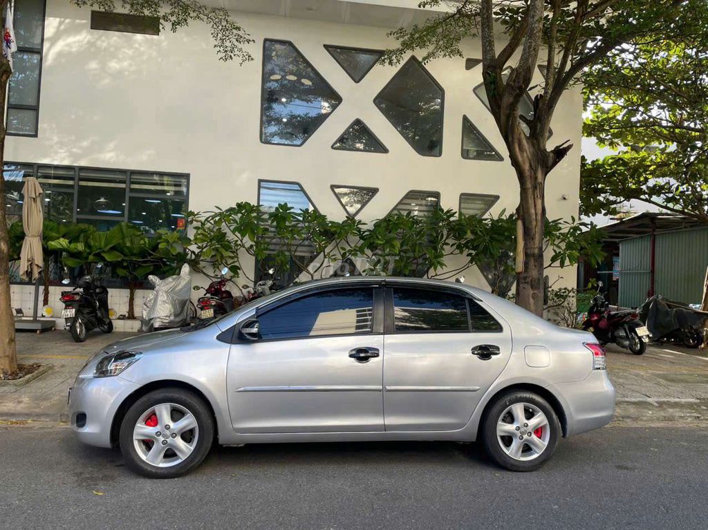 Серебристый номерной знак Toyota Vios 2009, хороший автомобиль по хорошей цене