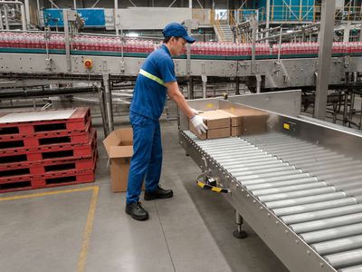Tuyển dụng nhân viên bỏ thùng carton lên máy