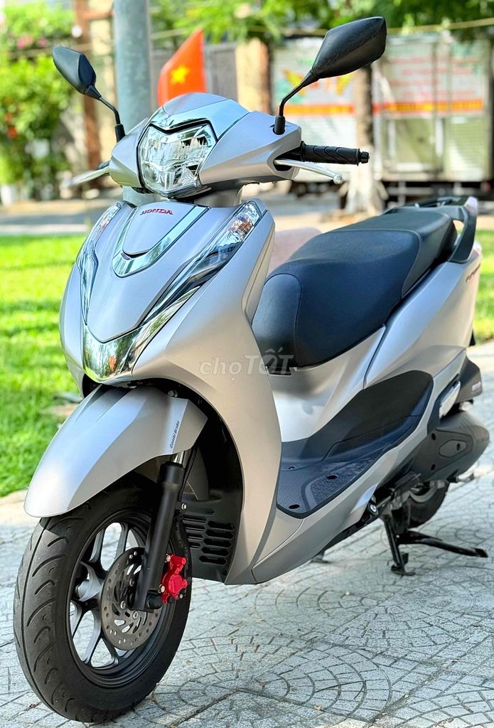 Honda Lead 2022 серебристый 7000 км