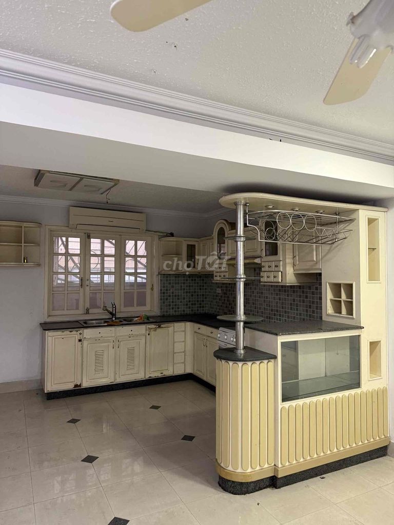 Tủ bếp gỗ trắng ngà cổ điển. Mua bán Tủ, kệ gia đình tại Quận Hải Châu Đà Nẵng được đăng bởi Nguyễn Hải Yến hình 1