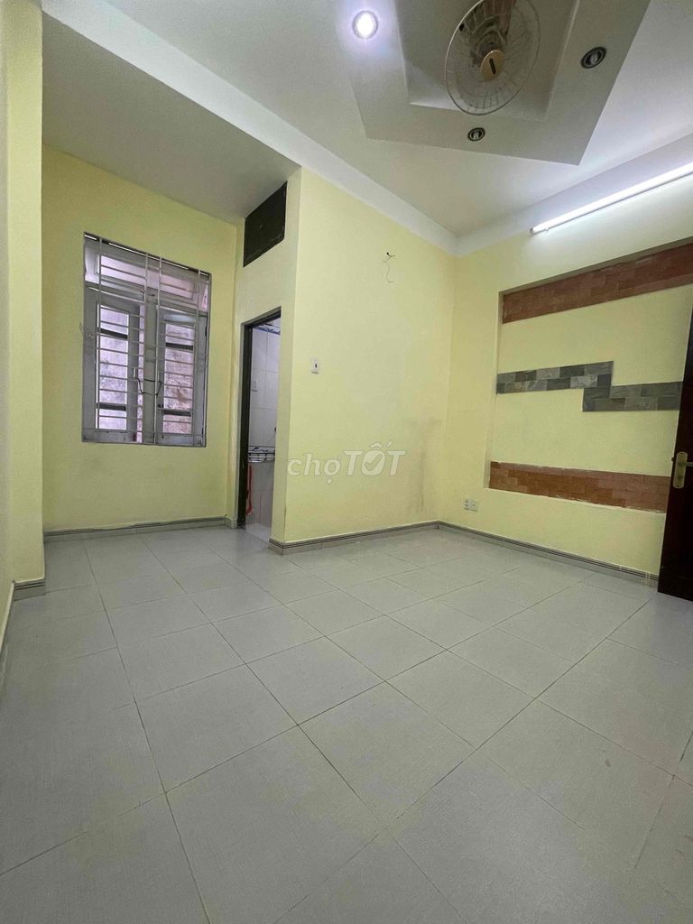 Phòng Đặng Thuỳ Trâm ngay Đại Học Văn Lang CS3