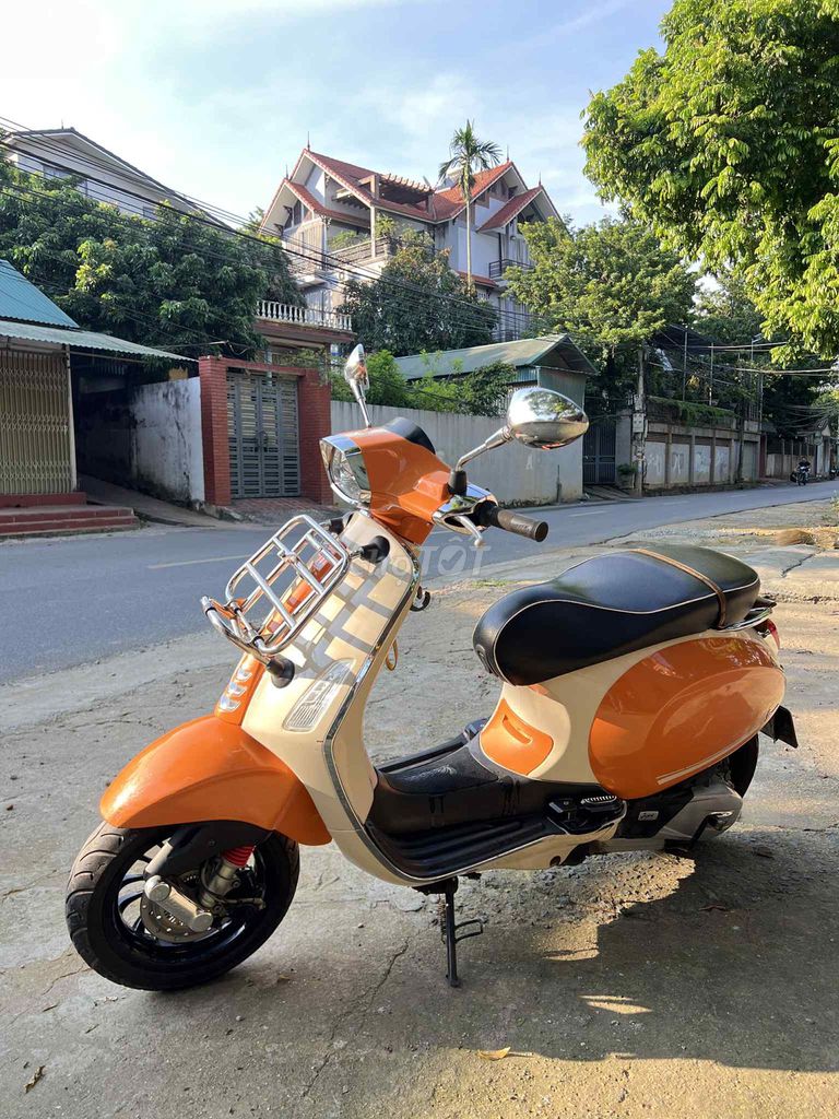 Специальное предложение Piaggio Vespa Sprint 2020, оранжево-белый