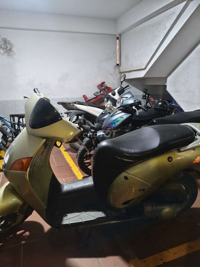 Зеленый скутер Honda 2001