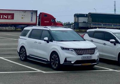 Kia Carnival Signature 7 chỗ Dầu Tự động Trắng