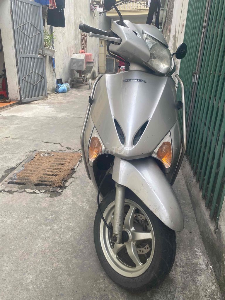 Скутер Honda Lead, серебристый