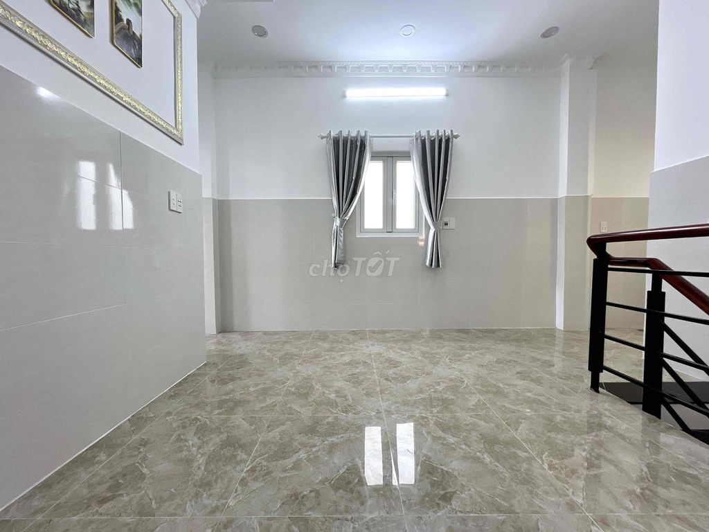 15м до парковки авто, пл. 4х13,5м, 2 этажа, 3 сп., переулок 1806 Хюинь Тан Фат