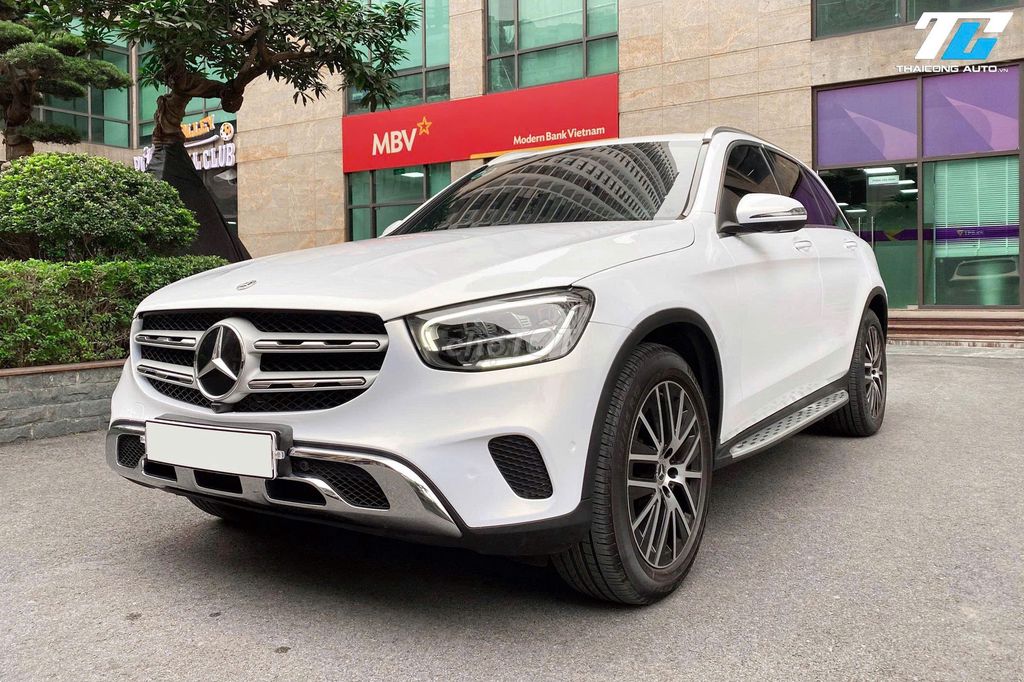 Mercedes GLC200 4Matic 2022 Белый в отличном состоянии